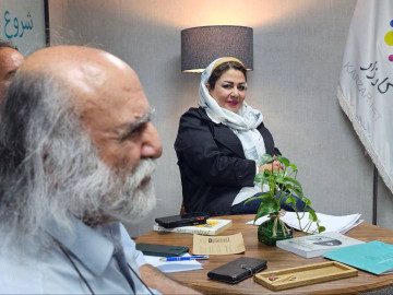 گفتگوها بر پیچیدگی رابطه میان قدرت، مالکیت و دموکراسی متمرکز بود