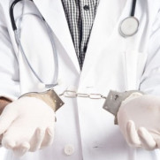 درخواست اقدام قضایی جهت مبارزه با مداخله‌گران غیرمجاز امور پزشکی در اصفهان