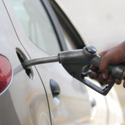 اعتراض به کم شدن سوخت اتومبیل‌ها با توجه به پهناور بودن کشور
