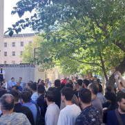 درخواست افزایش حقوق کارگران